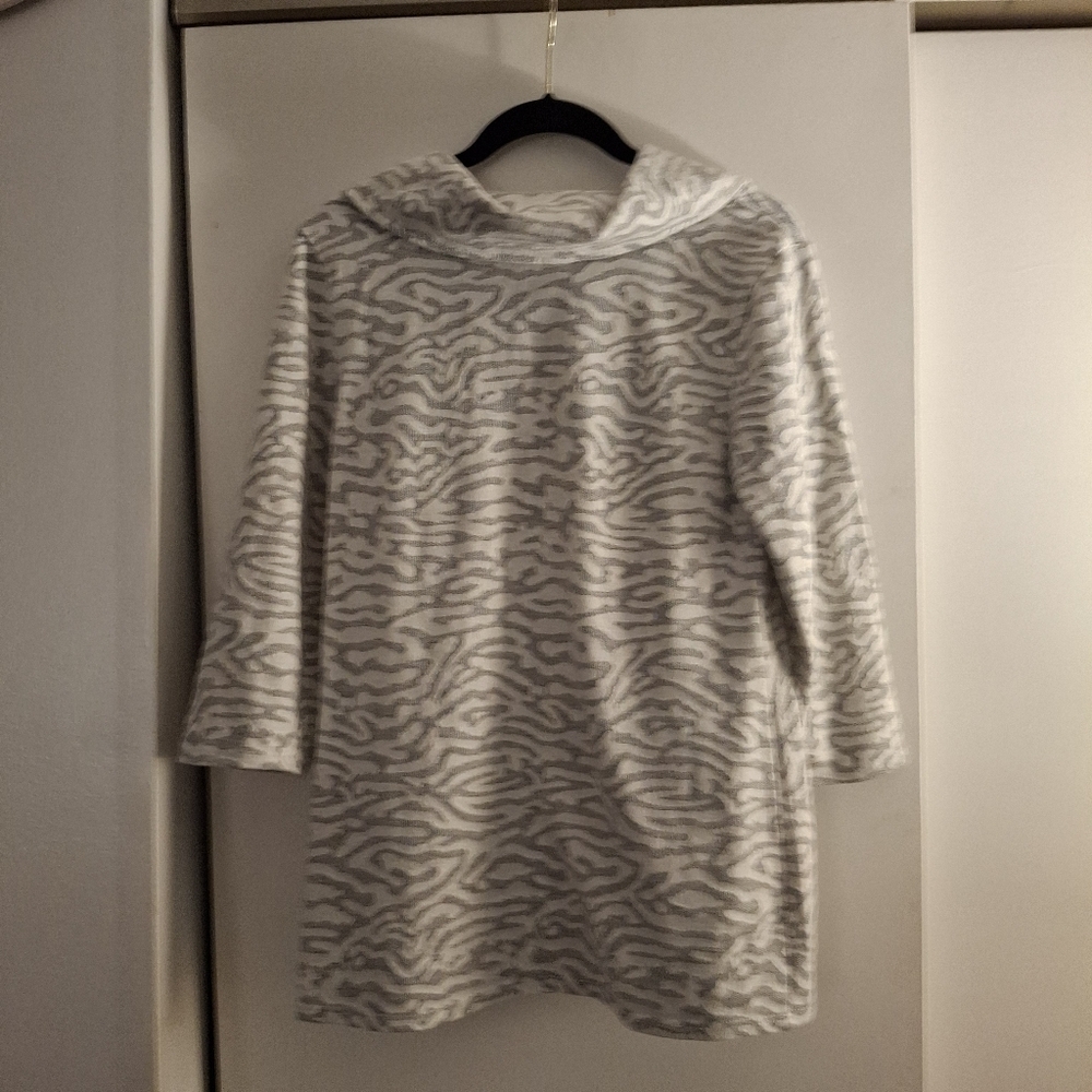Peck & Peck Women's White and Gray Patterned Pullover - Picture 2 of 7